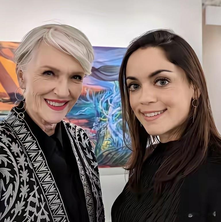 马斯克的这个印裔女友，相貌特征中的最大特点，就是她的眼睛太大了，看起来非常的明亮