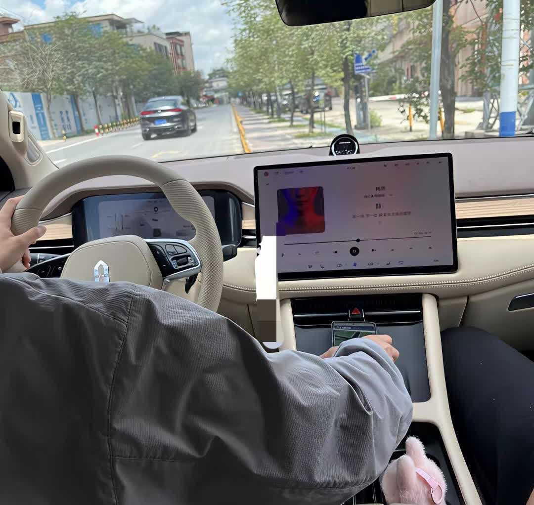 朋友们，和同事去店里看了问界M7，销售带着试驾了一圈，才发现这车真的和油