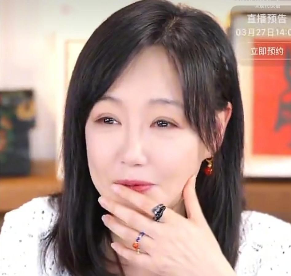 薛佳凝直播卖珠宝，一条弹幕“你笑起来像陆毅”瞬间引爆全场。她手中刚放下价值百万