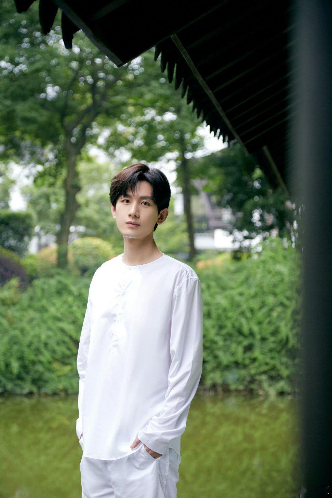 cy你的眼睛可真好看，里面有晴雨，日月，山川，江河，云雾，花鸟。但我的眼睛更好看