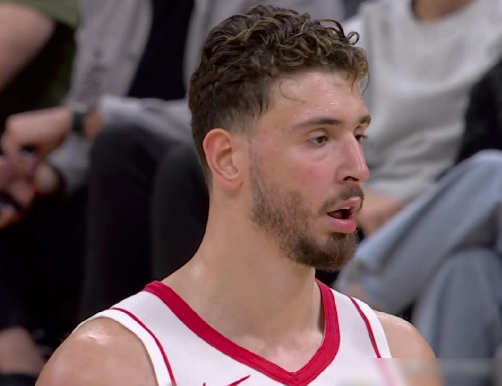 输36分算什么？乌度卡把火箭更衣室骂成了太平间。发布会上他攥着战术板指节发白