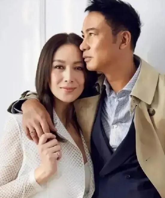 任达华当年铁了心丁克，和琦琦潇洒满世界飞，结果2006年琦琦意外怀孕，他当场怂了