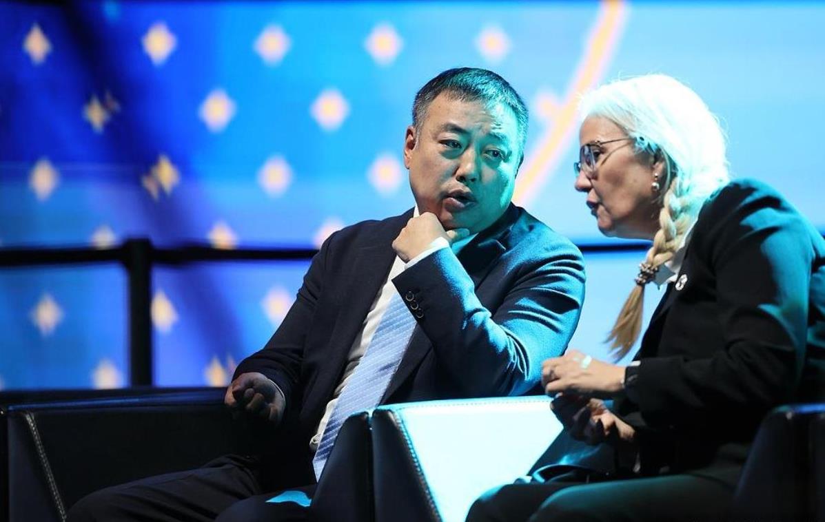 连任国际乒联主席的索林女士据说一度担忧自己的人身安全，看到形势不对，几个穿白袍的
