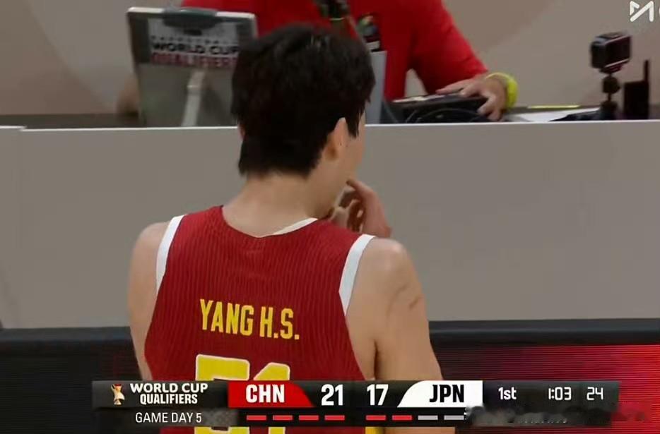 杨瀚森全场9分7板，到底是谁的问题？说实话，一个在NBA打了43场常规赛的中