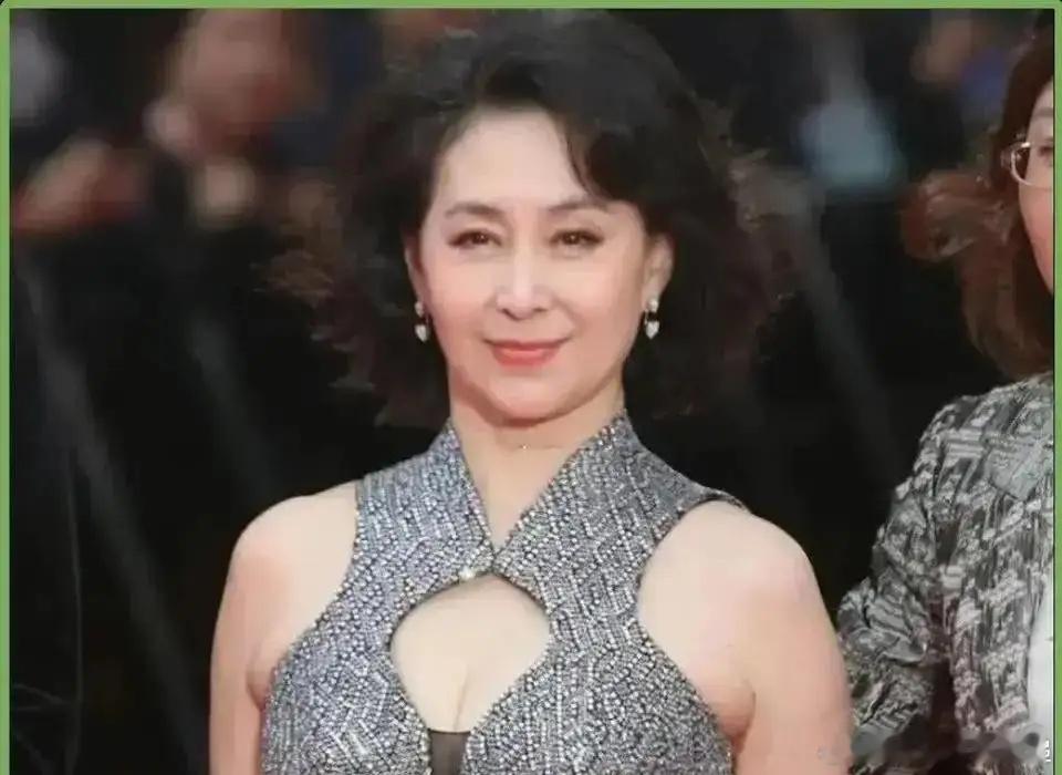 62岁何超琼在日本穿了件露腰镂空黑裙，照片一出，全网炸了。有人翻遍她所有公开活动