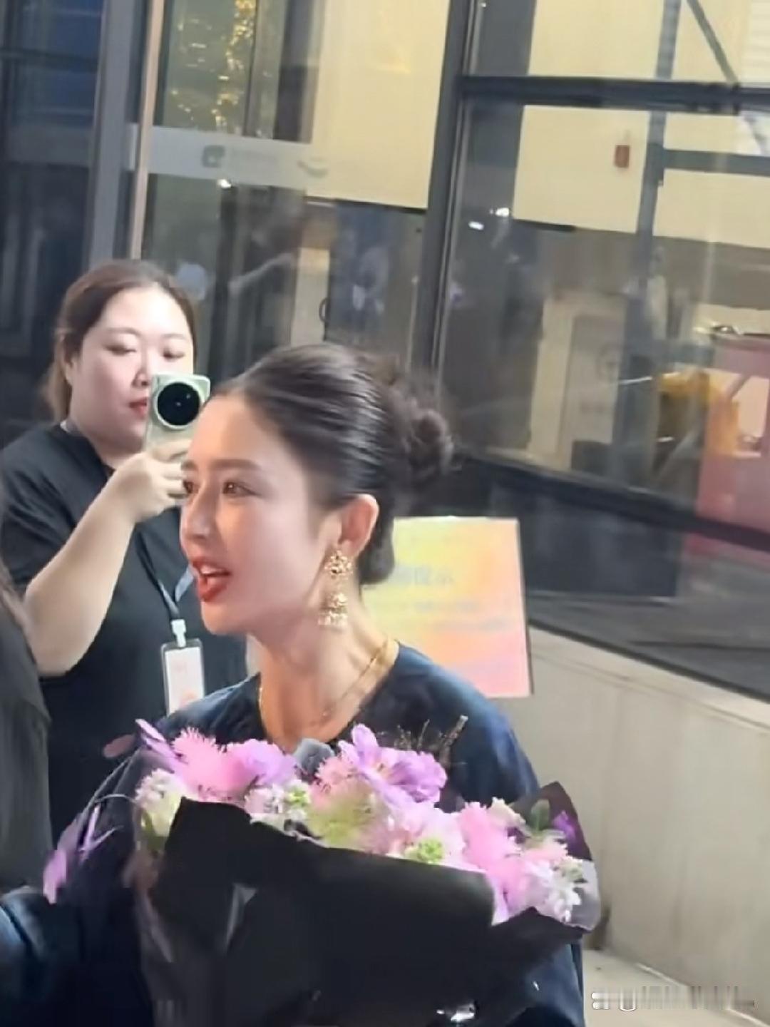 佟丽娅身着香云纱造型出镜，温婉雅致，美得格外有韵味。