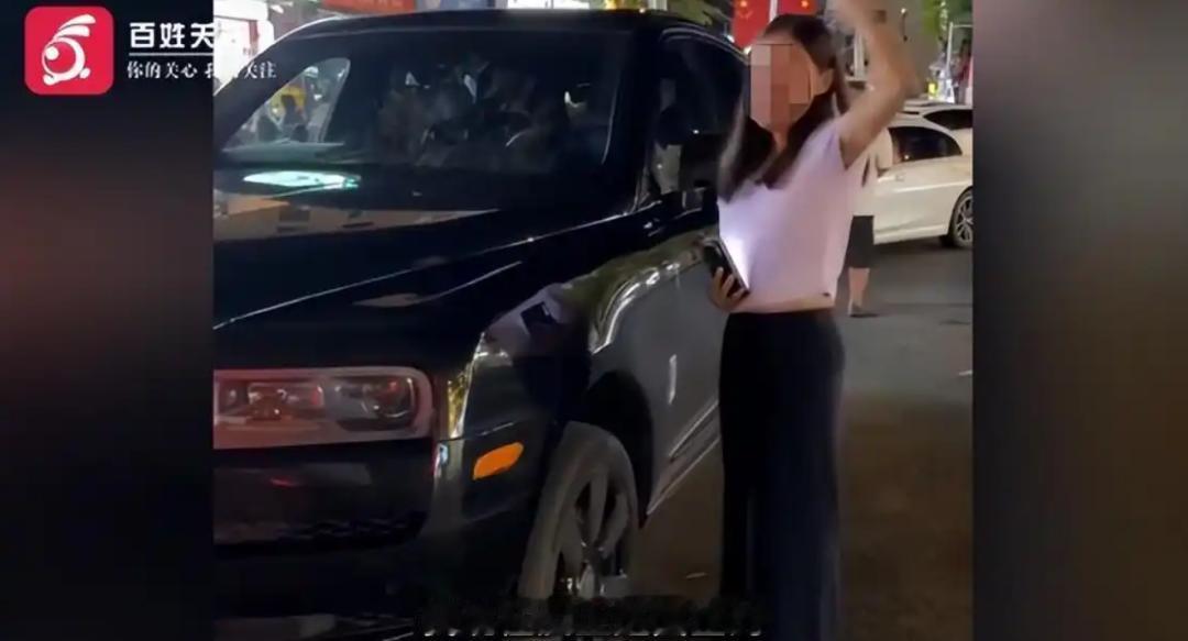 “拿着鸡毛当令箭？”海南三亚，一女子晚上酒后倒车时撞到了一辆大劳，可她不但没有任