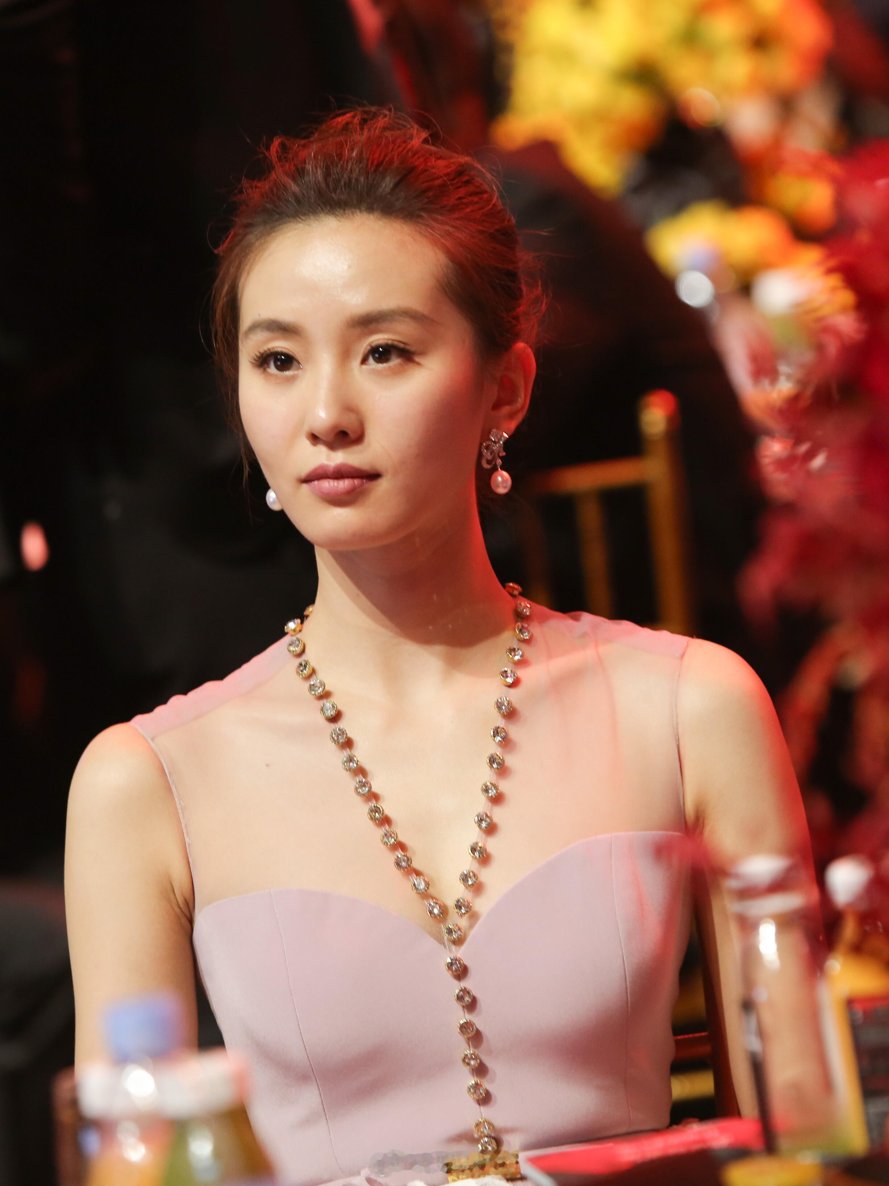 刘诗诗粉色抹胸裙亮相活动，甜美淡雅好美啊​​​