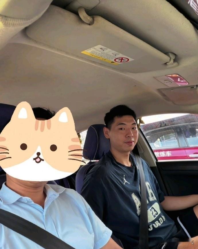 崔永熙刚回到东莞就开始了练车了，找紧时间拿驾照！中国男篮返回北京后原地解散，