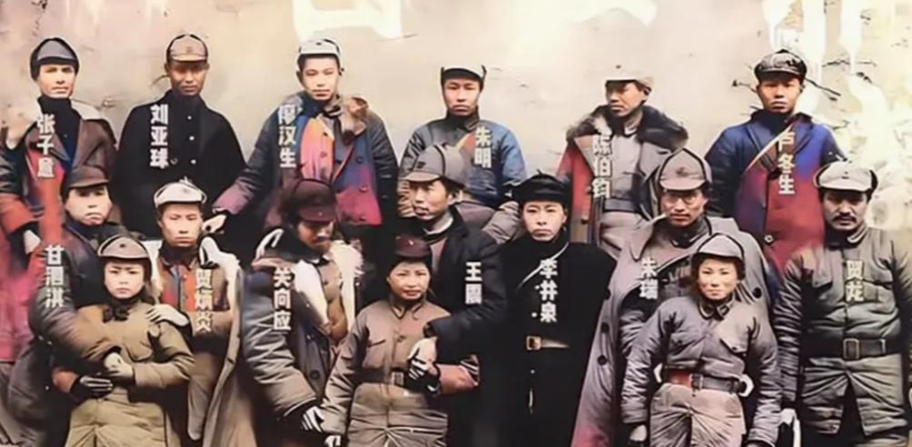 刘亚球，廖汉生，朱明，陈伯钧，贺炳炎，王震，李井泉，贺龙。手拉手、心连心，战无