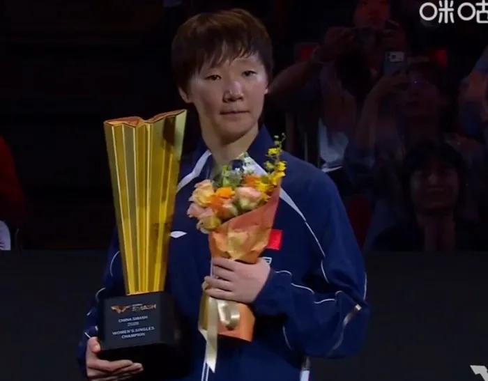 千言万语汇成一句话：王曼昱你太牛了！[赞]4-0横扫佐藤瞳(11-2、11-8、