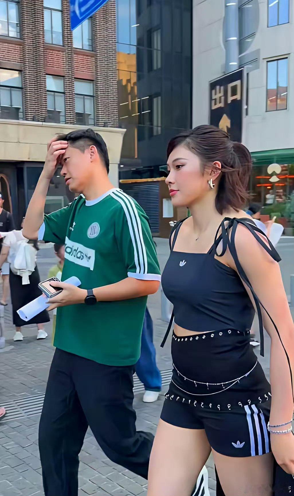 吴艳妮参加品牌活动，这身体太壮实了，透着一种野性美，一般的男生都会被吓跑了吧​