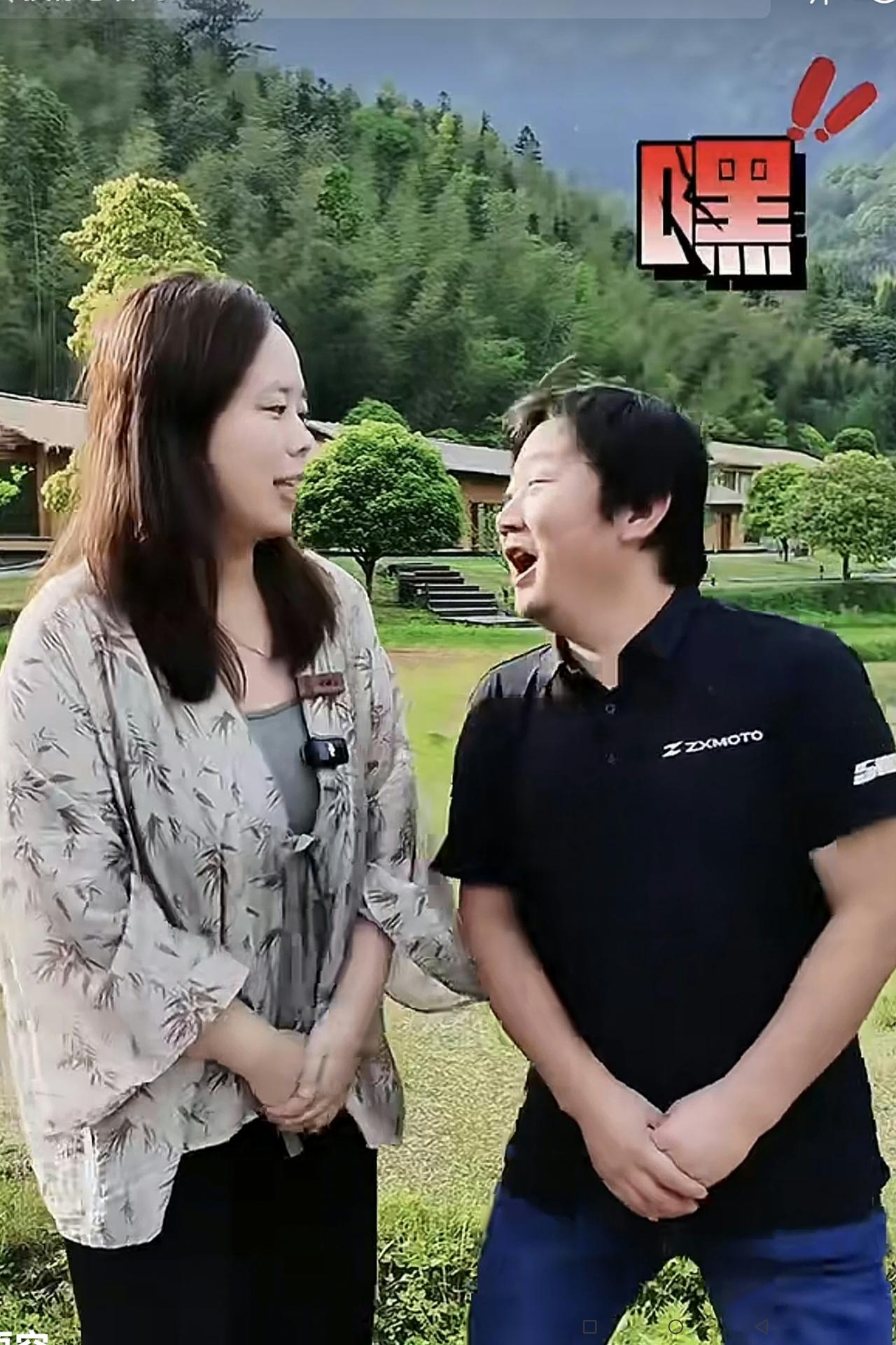 张雪还挺逗的，大家看看，他回到家乡参加活动不忘为家乡的景区代言，见到女主持人先大