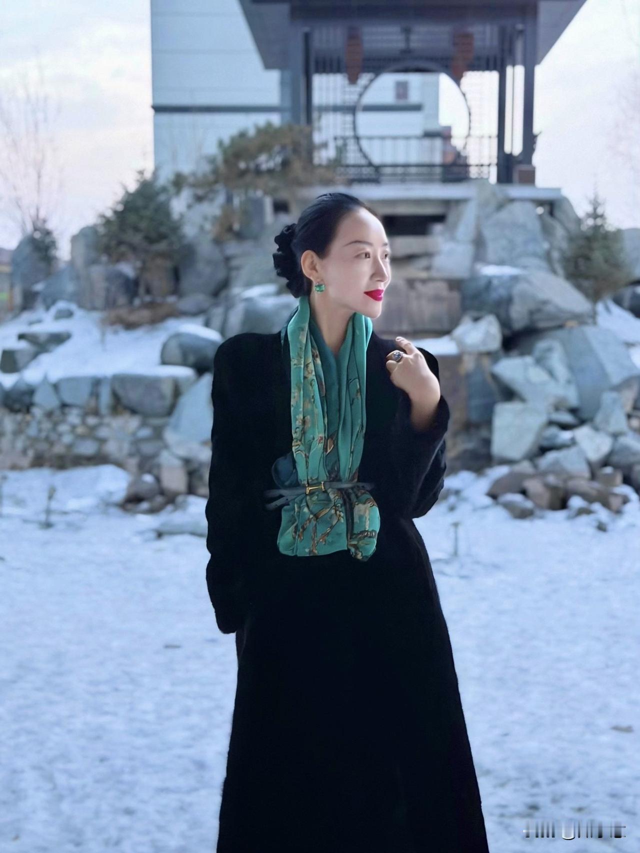 冬日暖阳下，优雅女子轻抚发梢，静享时光。