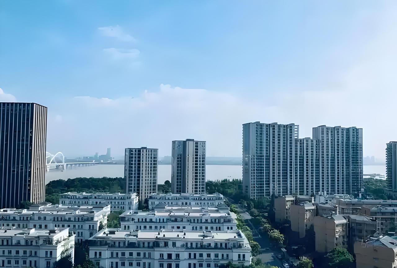 最新消息：杭州上城区九堡湘江公寓境心苑，2幢402室，89平方面积，一线江景房