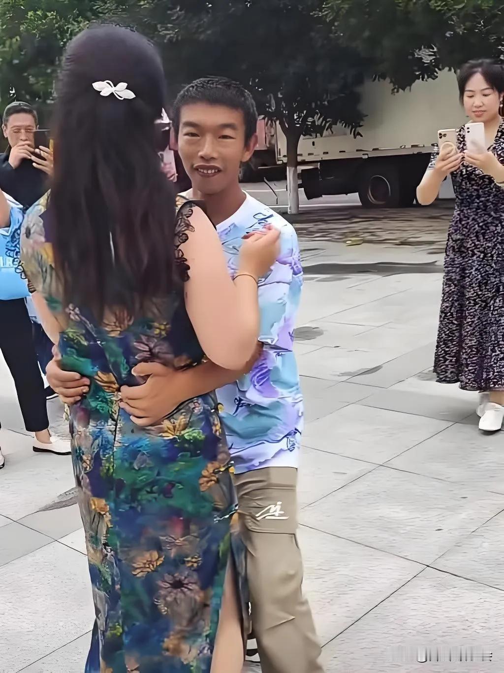 广场上这小伙子，真是活成了独特的风景线！十几岁的年纪，不念书也不忙活生计，天天泡