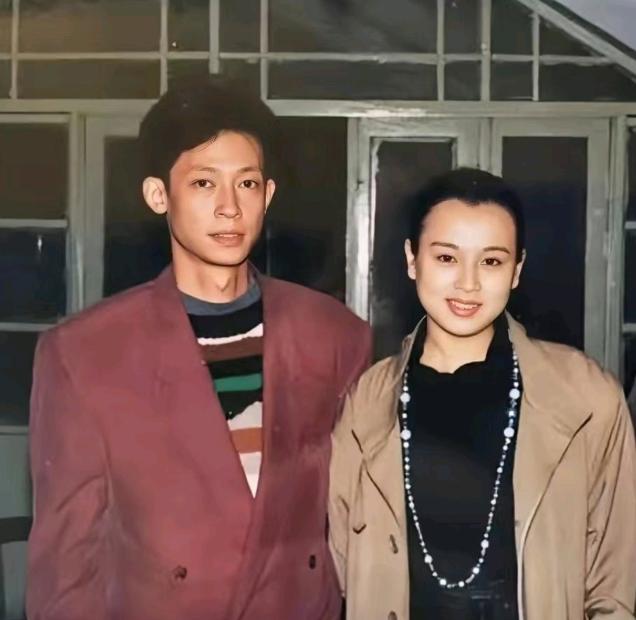 那时的王志文疏眉朗目英姿昂昂，真是一表人才！而右边的美女是谁？看她长相甜美，