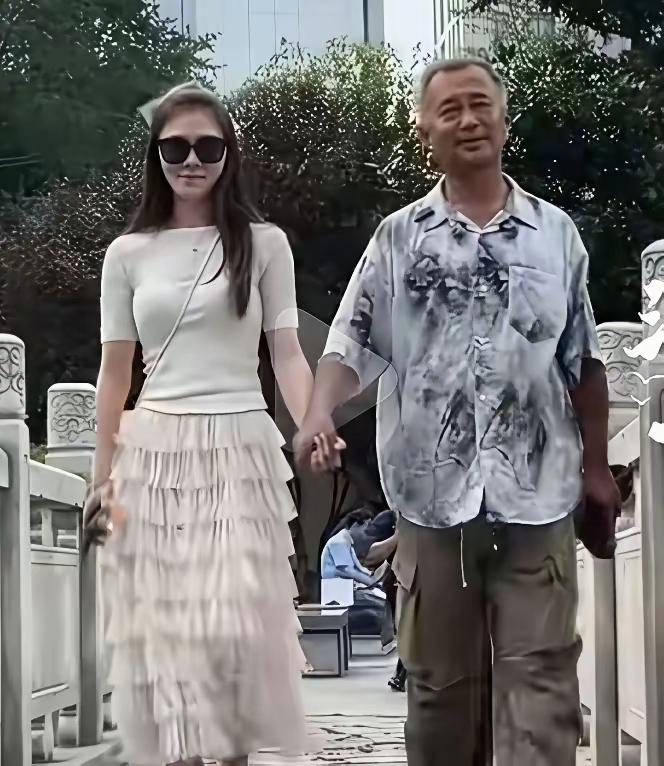 沈巍先生和晓晓隔三差五秀恩爱，其实当沈巍把手搭在晓晓肩膀上，搂着晓晓的时候，明眼