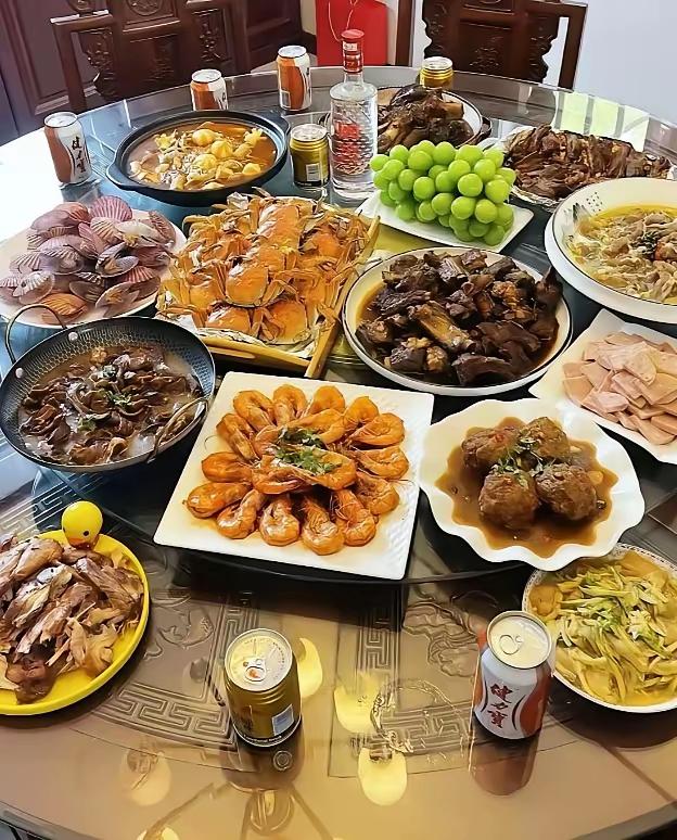 这一桌子菜也就是家常菜。几乎都吃得起，关健平时自己家里吃，不会一下烧这么多菜品的