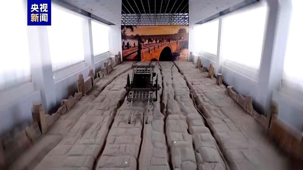 挖地铁，挖着挖着，duang，挖出一座桥。一座600年前的明代古桥。施工队都