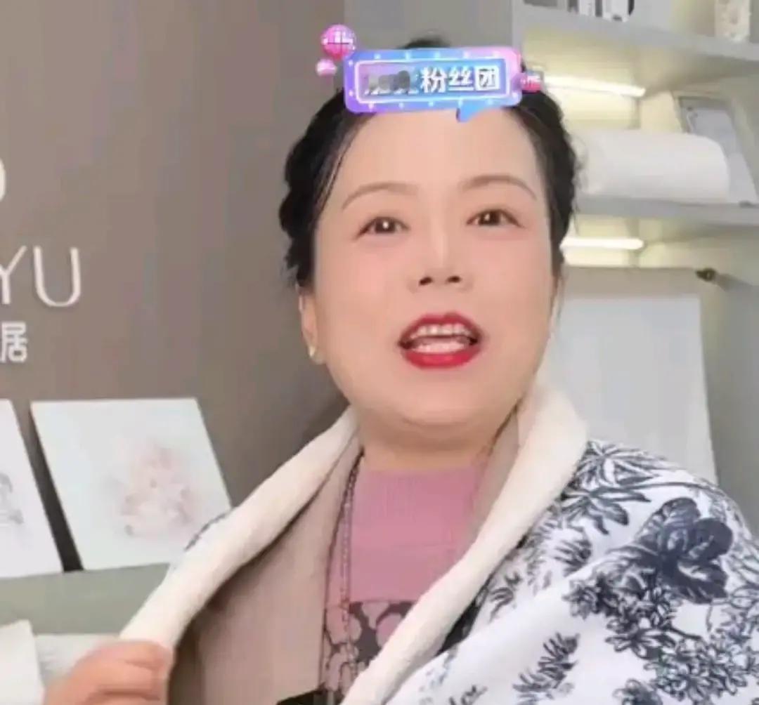 田静最近发的东西有点意思。满屏都是母慈子孝、阖家团圆。话里话外还暗示“未来有答案