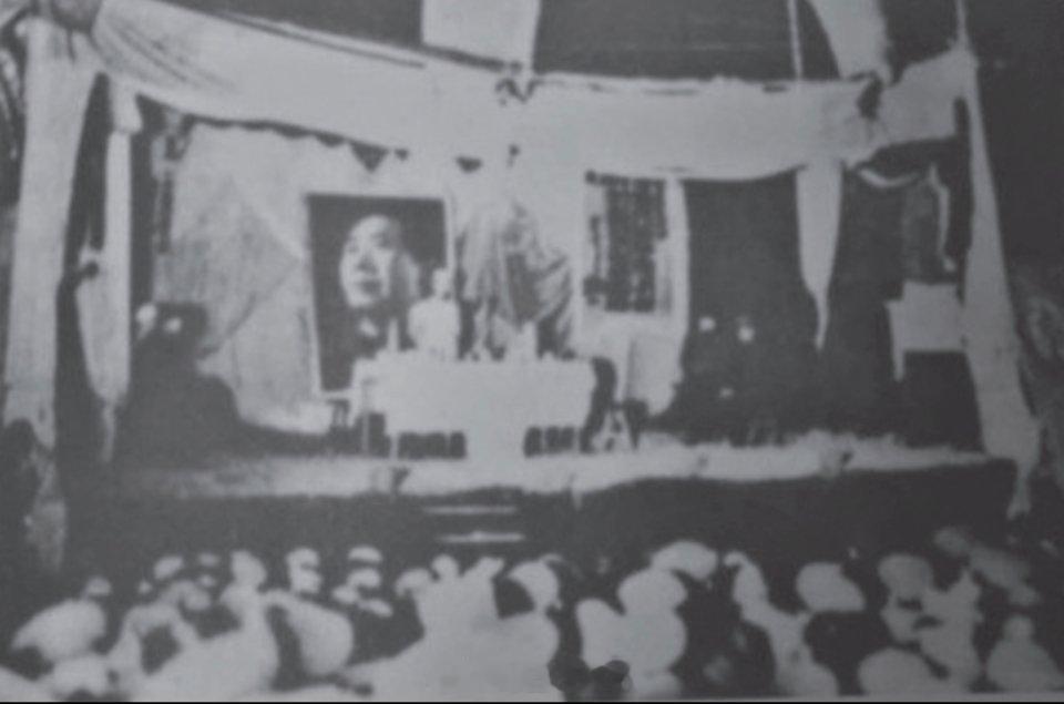 陈荣玲：我在我画的毛主席画像前留影我在我画的一人多高的毛主席画像前留影。这是我