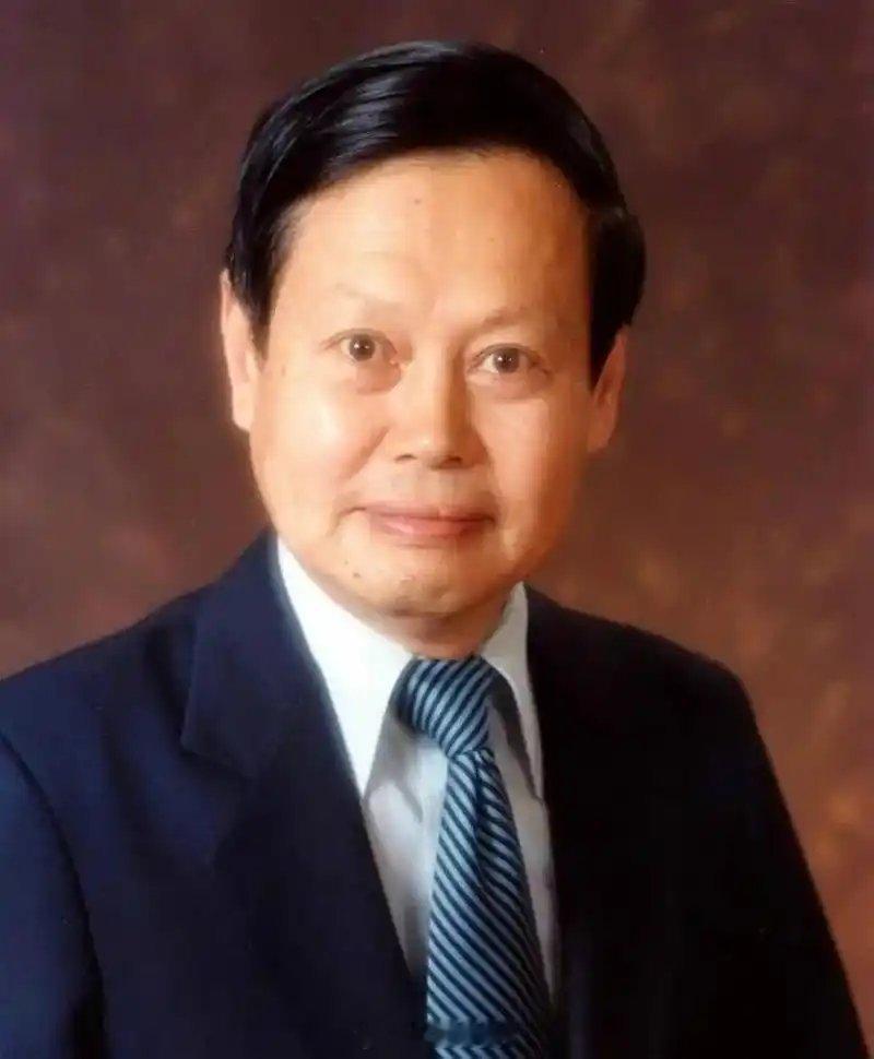 杨振宁逝世巨星陨落！杨振宁可以说是人类物理学的巨星，是20世纪最伟大的科学家！很