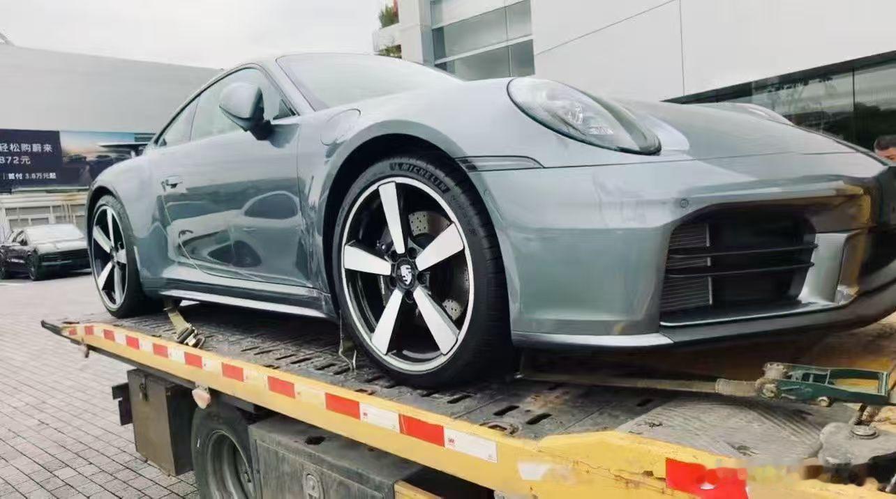 保时捷911带大尾翼的那种…