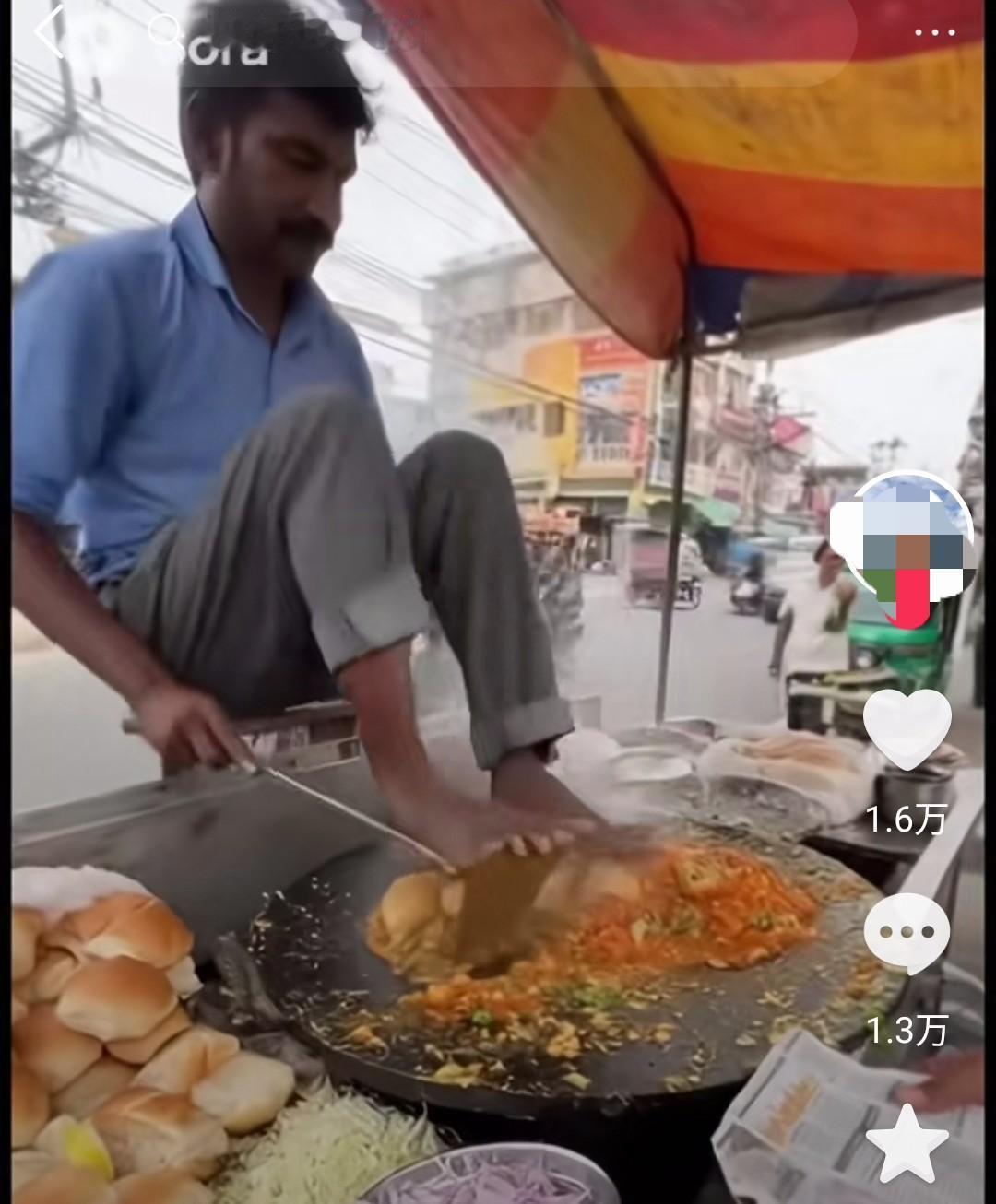 据说这是好吃又卫生的印度街边小吃？看过不少印度街边小吃的视频，好多视频里摊贩