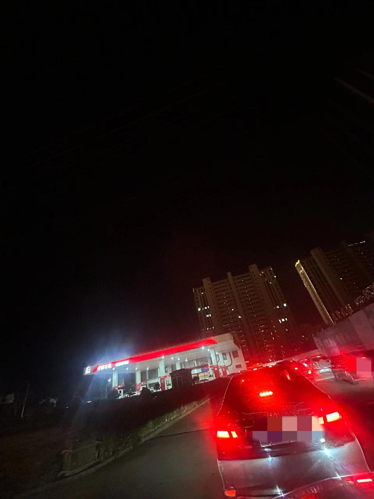 又到了到处的加油站排队加油的日子，这次好像动静明显比之前大。战争还不知道什么时