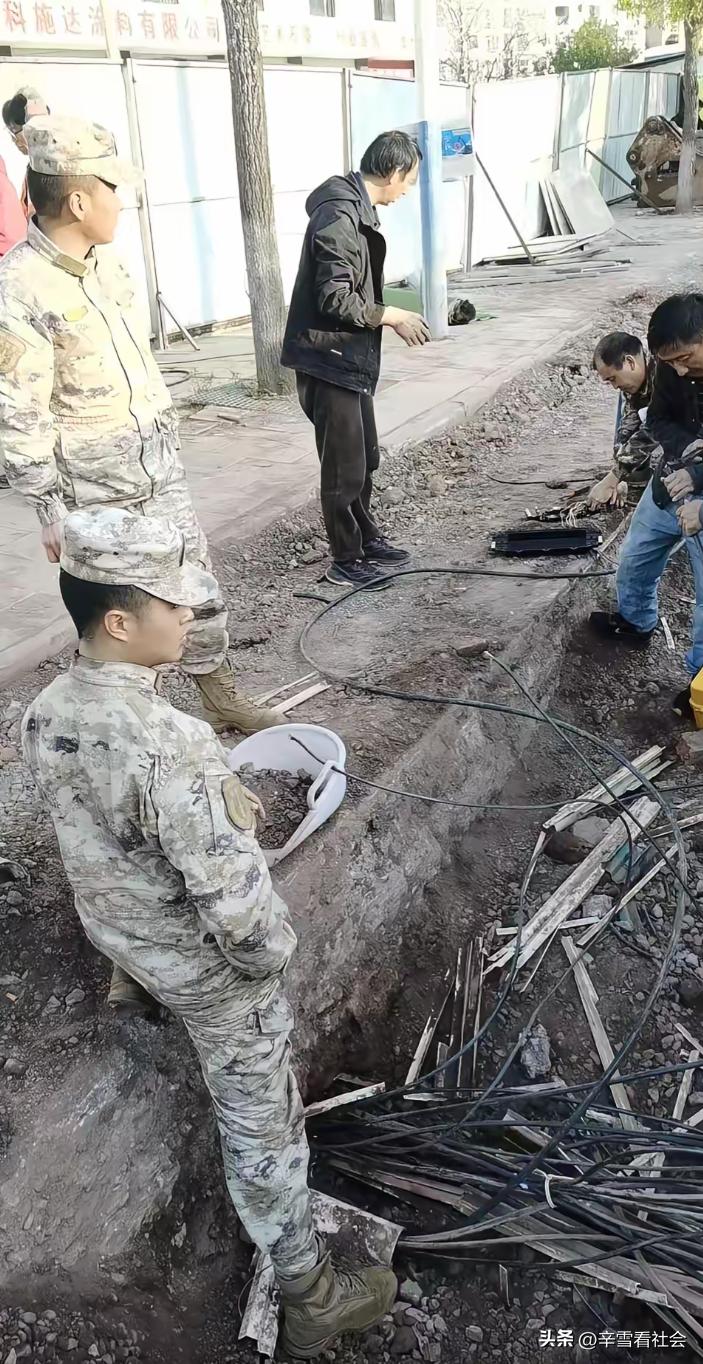 工人在马路边干活施工最怕遇到的事情就是不小心意外挖断国防光缆了！碰到这样的情况