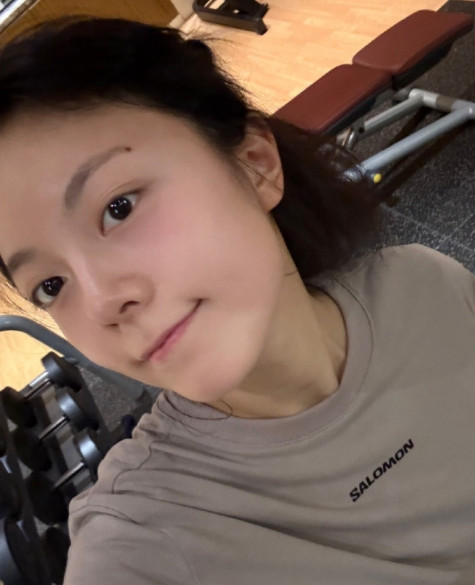 赵今麦晒近照，素颜健身对镜拍又帅又美！超级自律的麦麦，给人一种气血很足的感觉！听