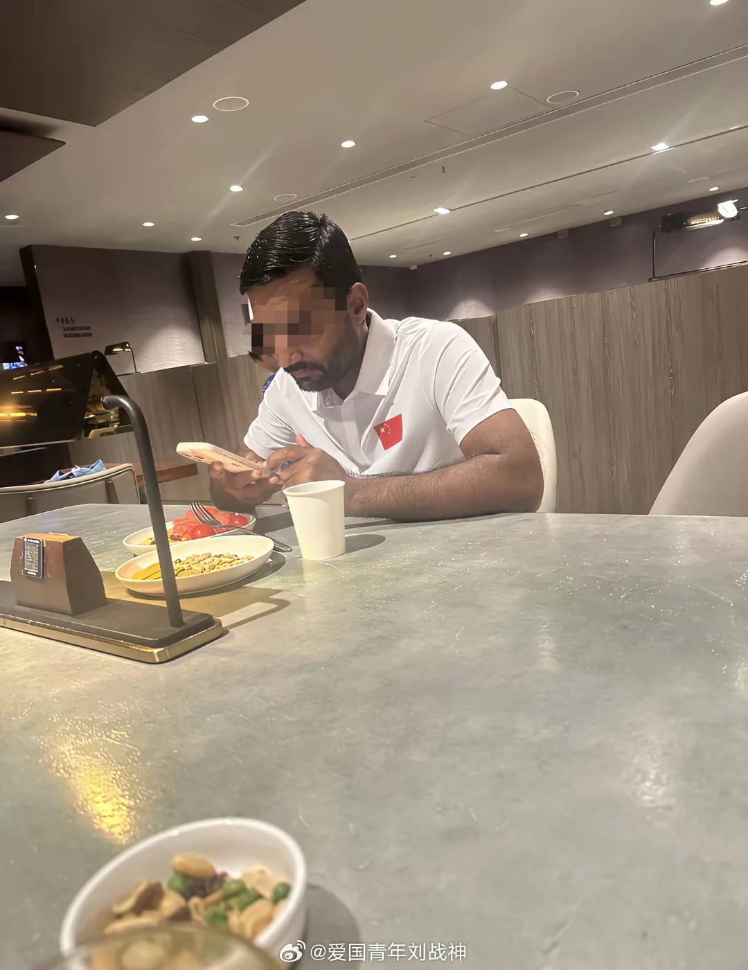 网友在香港国际机场看到胸前佩戴中国国旗的印度人，网友猜测不是香港政府的雇员，就是