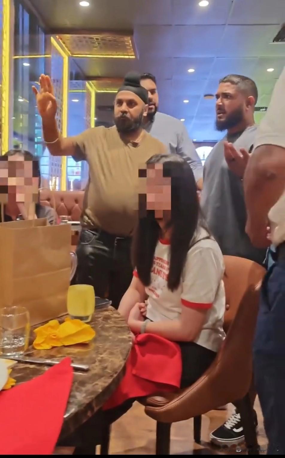 去了人家印度人的餐厅，被歧视了，在别人的攻击下，却没人站出来，可怜可怜！几个