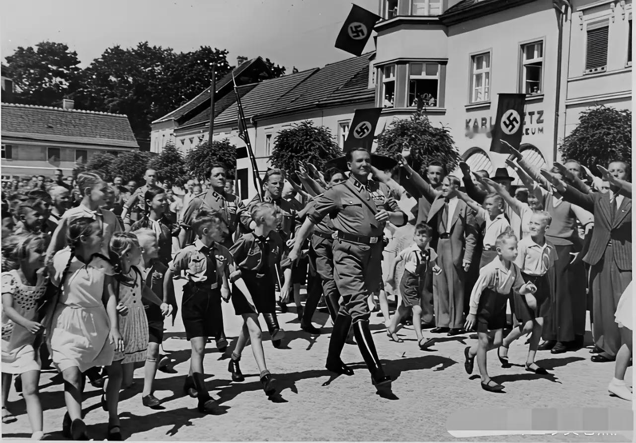 二战前的德国，战争狂热如熊熊烈火般燃烧。那时的德国人，被极端民族主义和复仇情绪裹