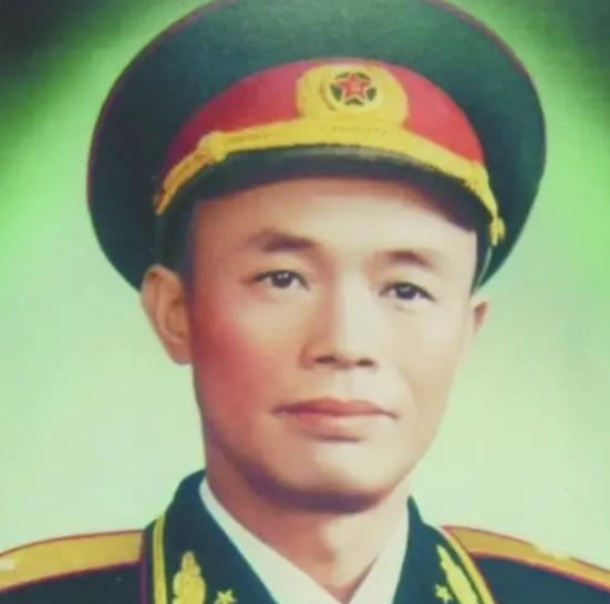 1984年，开国少将钟伟病重。黄克诚去医院看望他，问：“你老家没什么人了吧”。钟