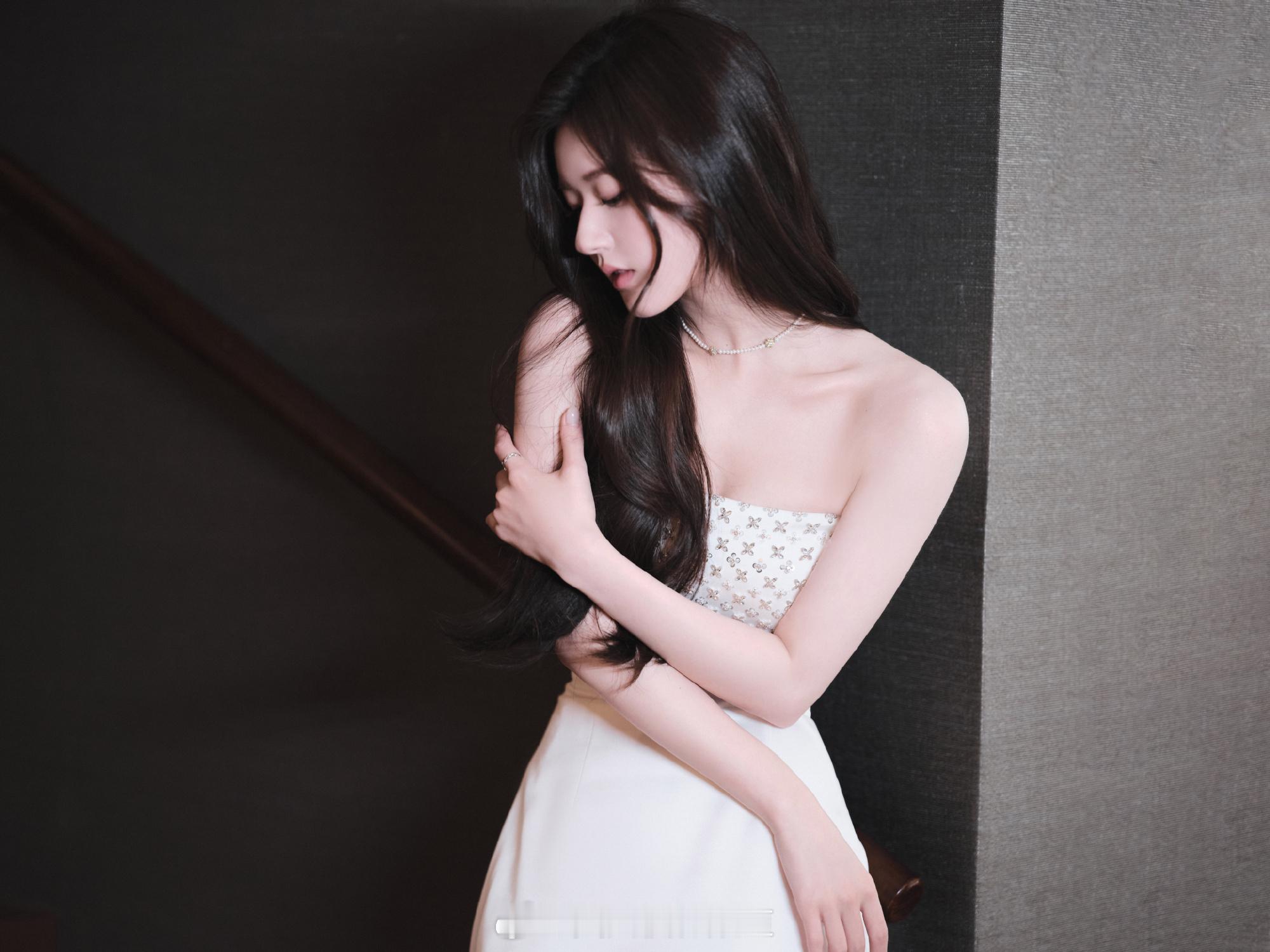 赵露思白色抹胸裙