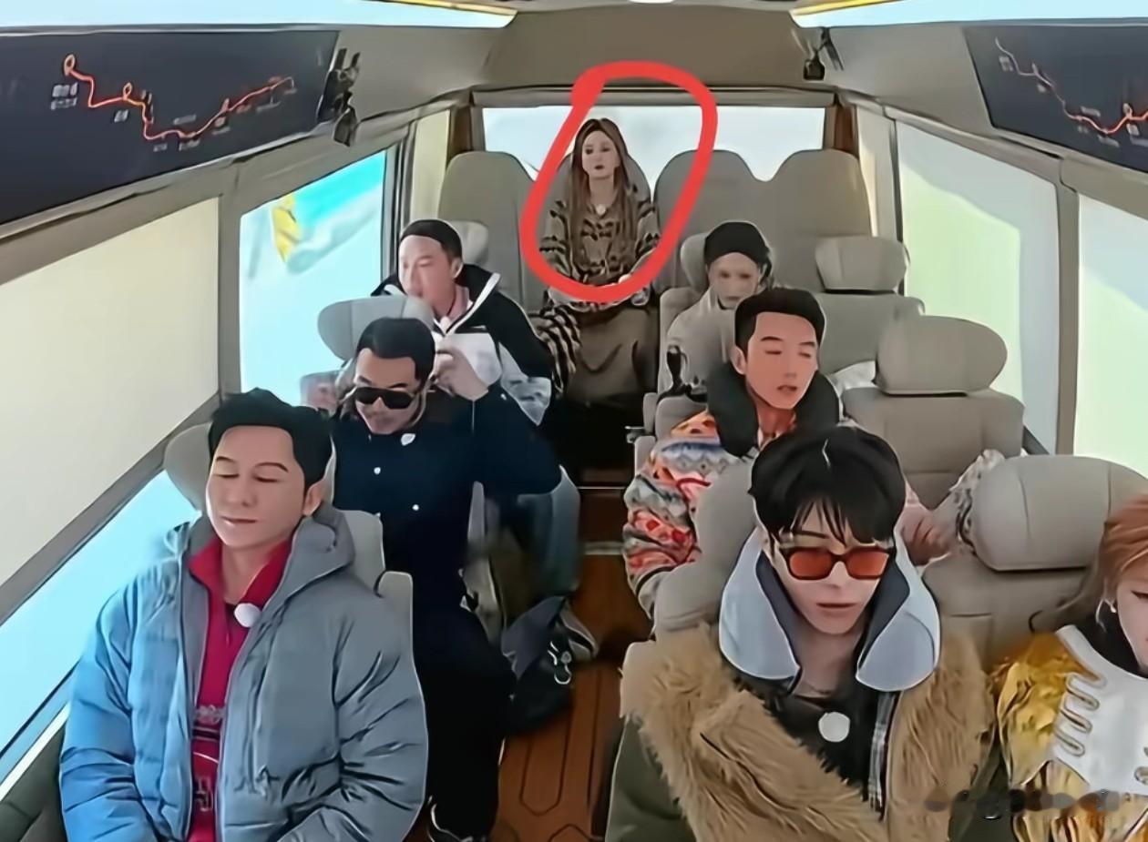 除了一车人未系安全带值得关注，这帮明星的座位距离也看出了他们的亲疏程度。范丞