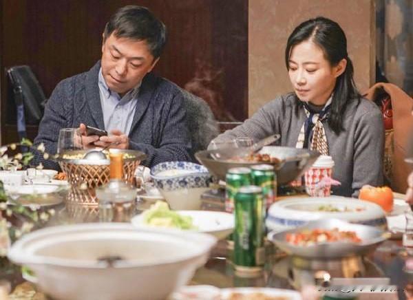 前天朋友请客吃饭，席间偶遇一位美女同坐一桌。因为是初次见面，出于礼貌，我便问美女