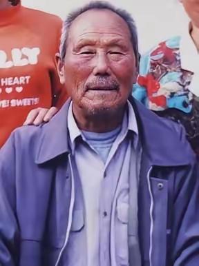 1950年，上级让董明德去抓俘虏，要求不能打草惊蛇，谁知他不按套路出牌，竟在敌人