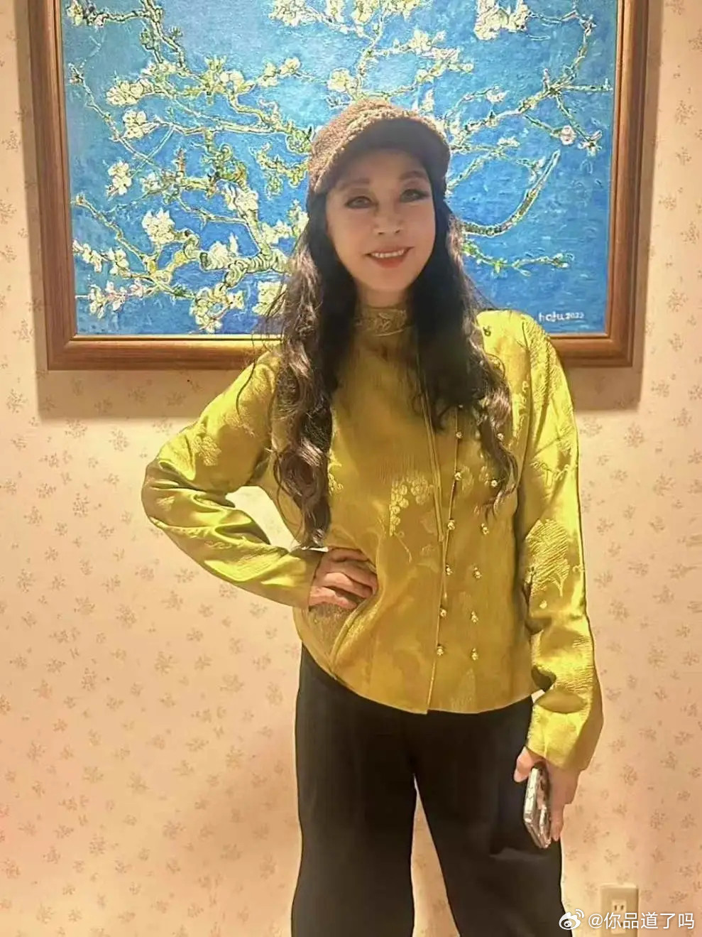 75岁“刘晓庆”再次扮嫩成功，烫了长卷发穿新中式，状态嫩回45岁​​​