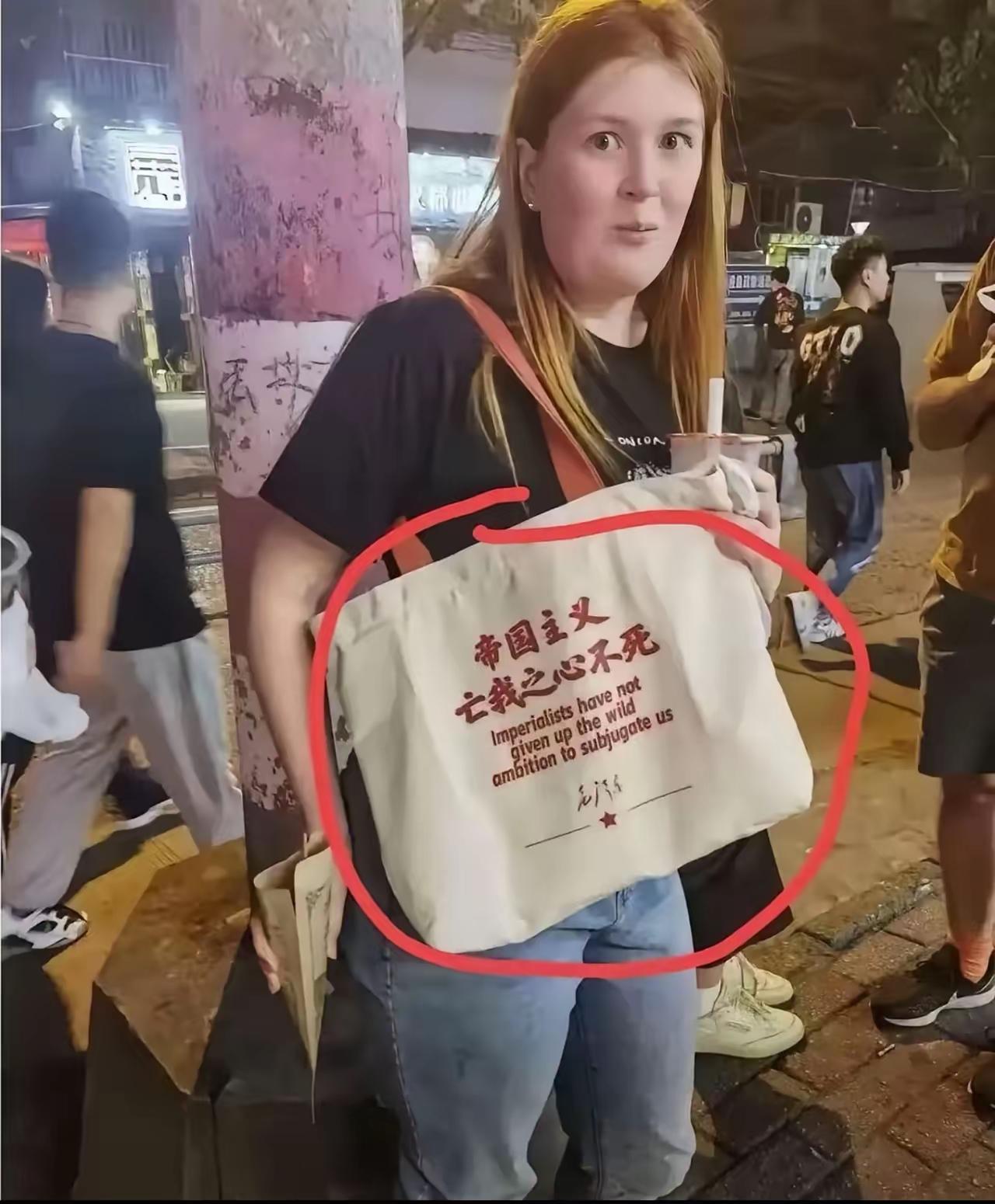 现在的外国友人对中国文化的理解，已经直接杀到满级了！外国小姐姐背着印着“帝国主