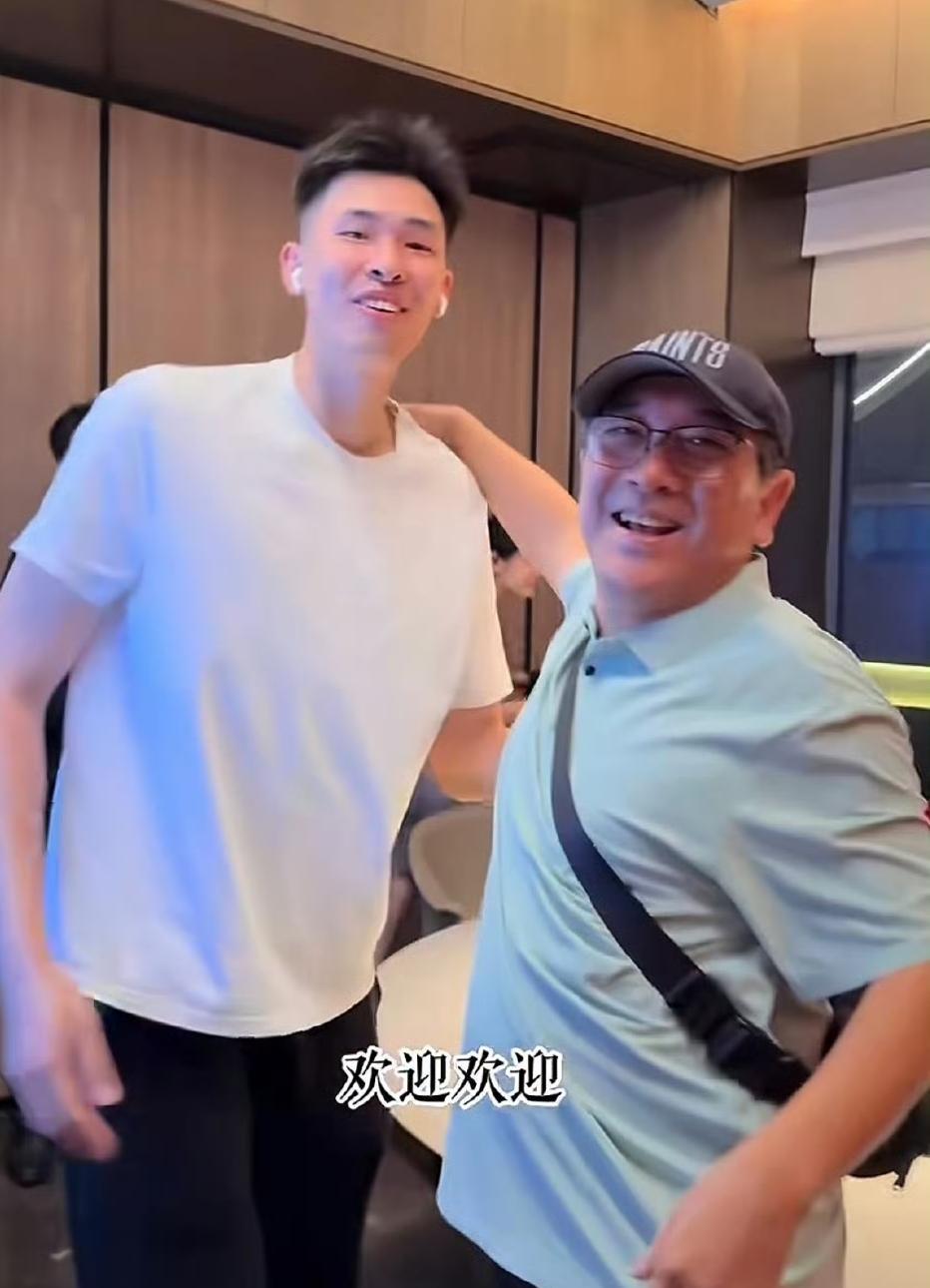 低调！邹阳和岳父水均益首次一起公开露面！CBA球员邹阳一直是一位非常低调的球