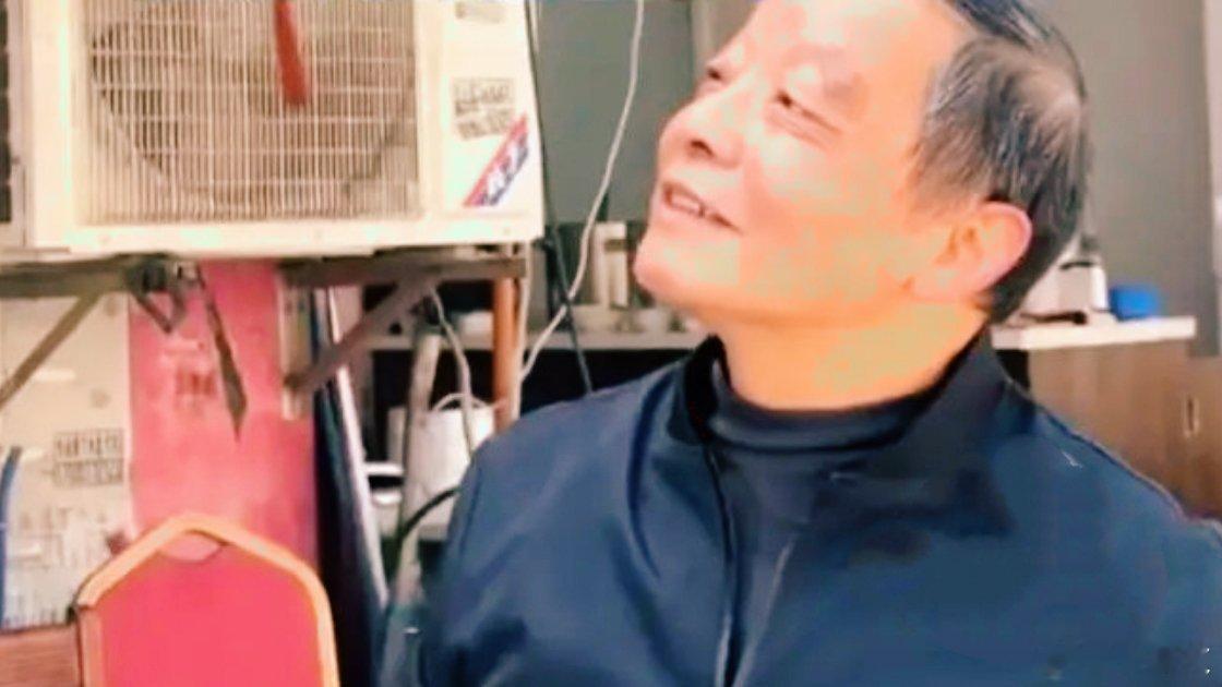 20元中6715万彩票店老板发声苏州一40岁左右男子穿厂服坚持购彩两年，每次2