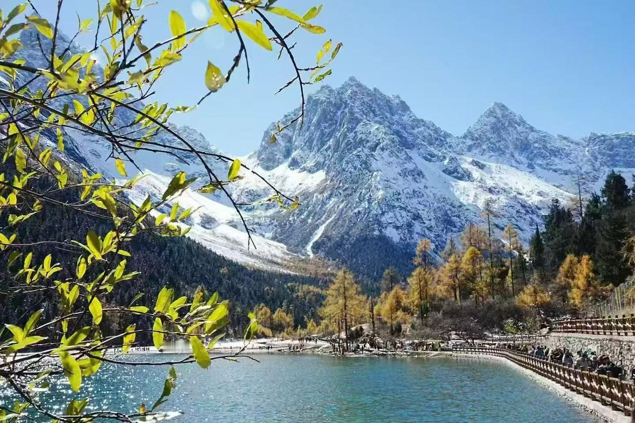 毕棚沟的雪峰皑皑，云端漫步，如诗如画；林间小径绿意盎然，心旷神怡。‌‌