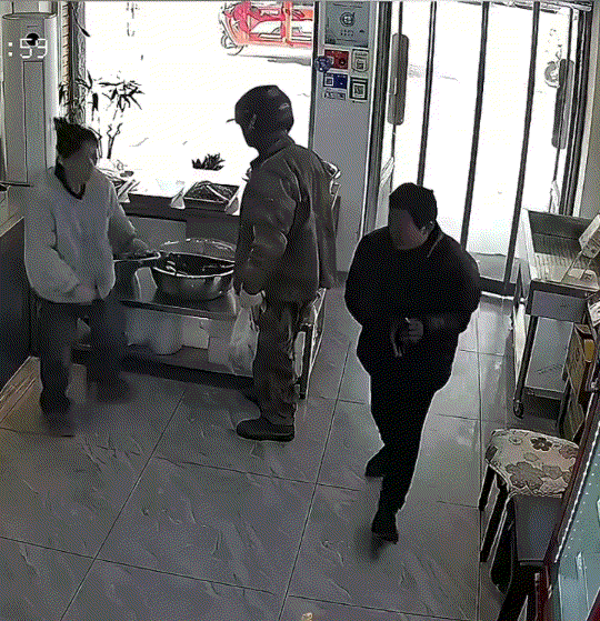 彻底蒙圈了。辽宁，一男子走进一家饭店后，二话不说，直接当着店老板娘和一位顾客的面