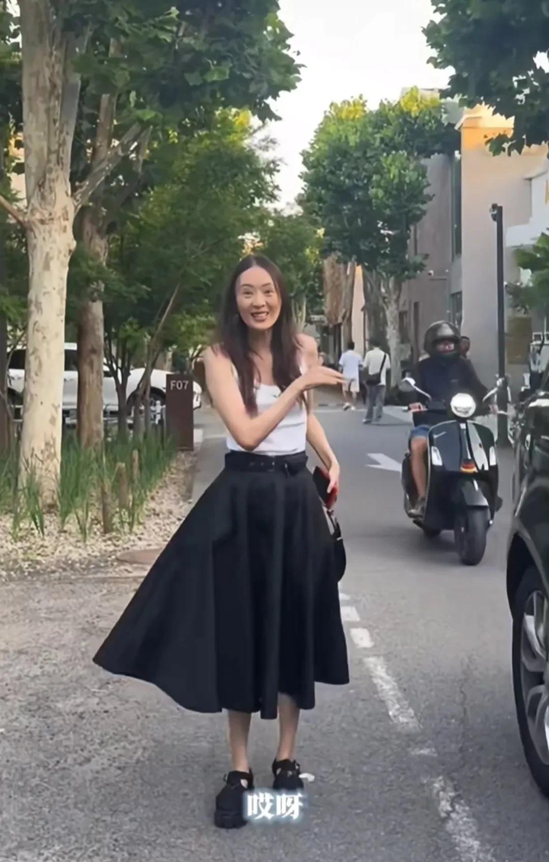 童谣晒出参加第30届上海电视节评委见面会试穿衣服花絮。只见她坐车抵达工作室后，需
