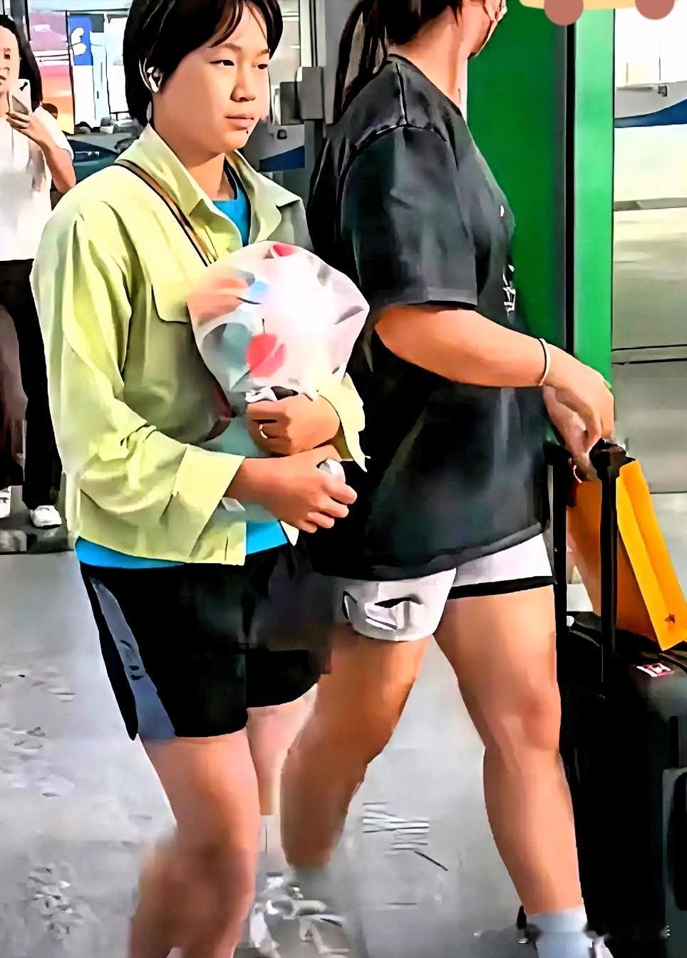 全红婵大学报到时的画面，似乎与回村时的热闹形成了鲜明的对比，她没有表现出激动与兴