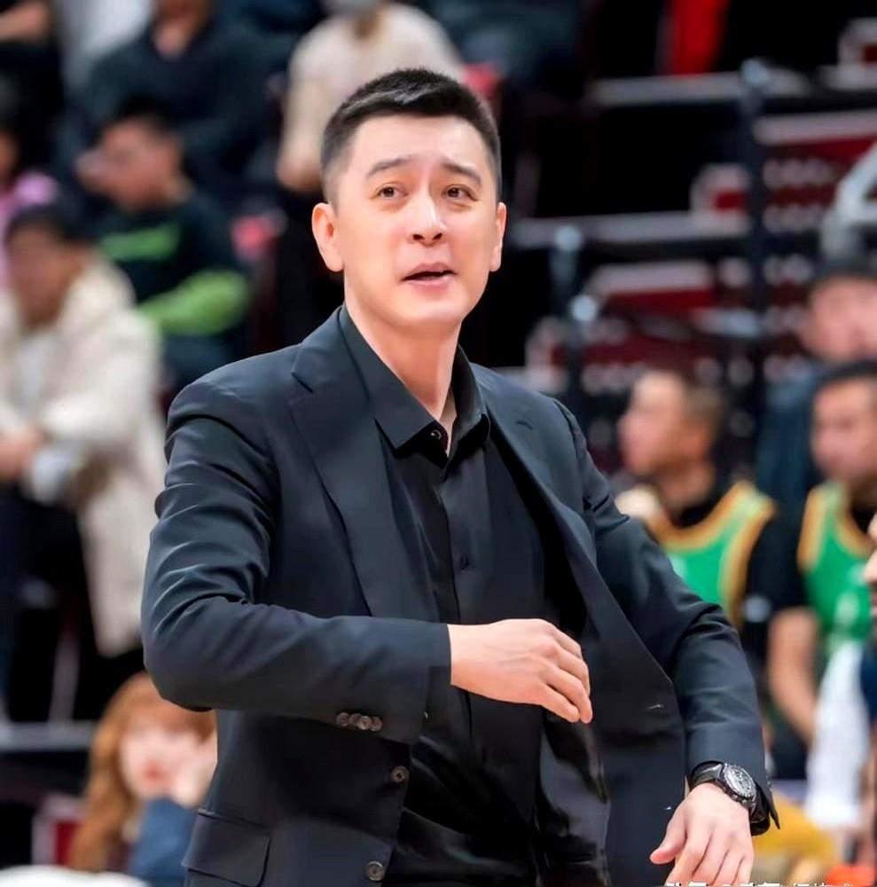 辽宁队换帅，换的不是战术，是人心。三连冠的功勋教练杨鸣，带队7场输6场，打新