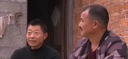 2003年，一对浙江夫妇收留失忆流浪汉，一起生活了17年。谁料，这天，流浪汉正在